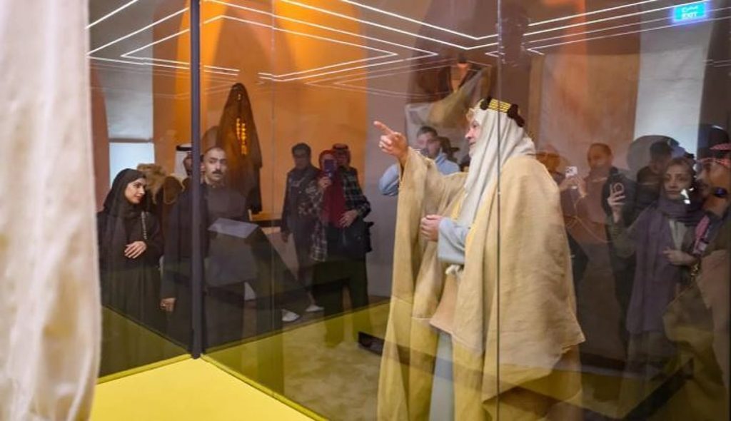 ألوان العالم تلتقي.. البشت الحساوي يجذب زوارًا دوليين في قلب الأحساء