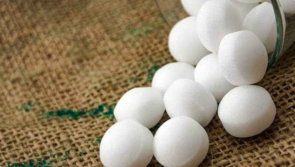 الخضيري يحذر من مخاطر كرات النفثالين على الصحة