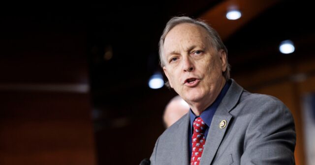 AZ AG “تتخيل…المتطرفين يطلقون النار على عملاء شركة ICE”