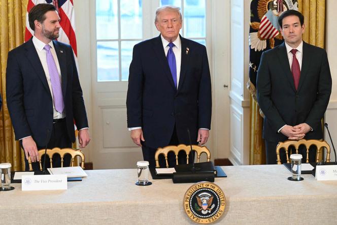 من اليسار إلى اليمين: نائب الرئيس الأمريكي جي دي فانس والرئيس الأمريكي دونالد ترامب ووزير الخارجية الأمريكي ماركو روبيو، خلال اجتماع مع المديرين التنفيذيين لشركة النفط الأمريكية في البيت الأبيض بواشنطن، الجمعة 9 يناير 2026. 