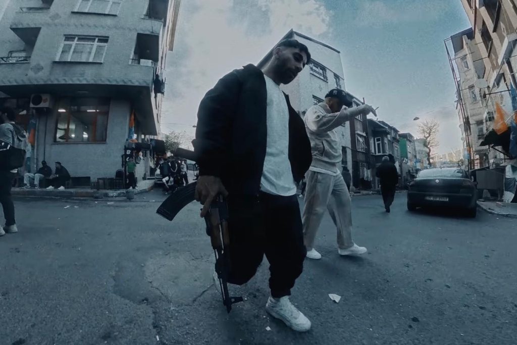 وفي إسطنبول، تزايد نفوذ عصابات الشباب المتطرفة