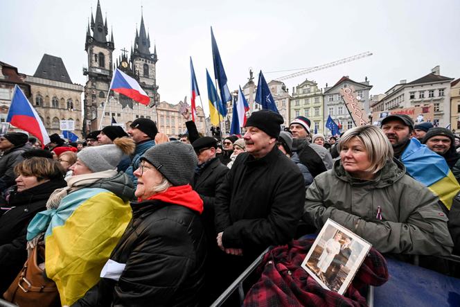متظاهرون يتجمعون لدعم الرئيس التشيكي بيتر بافيل في ساحة البلدة القديمة في براغ في 1 فبراير 2026.