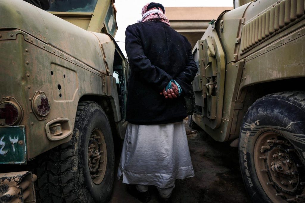 العراق يعلن فتح تحقيق بشأن سجناء داعش المنقولين من سوريا