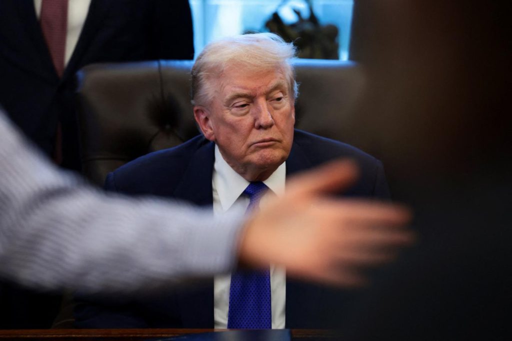 يطالب دونالد ترامب بتعويض قدره مليار دولار من جامعة هارفارد، التي يتهمها بمعاداة السامية و”الووكيزم”