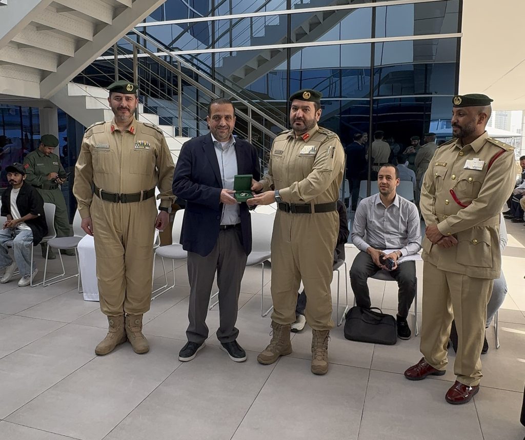 مركز شرطة بر دبي يُكرم مُقيماً أردنياً سلم 200 ألف درهم عثر عليها في موقف عام