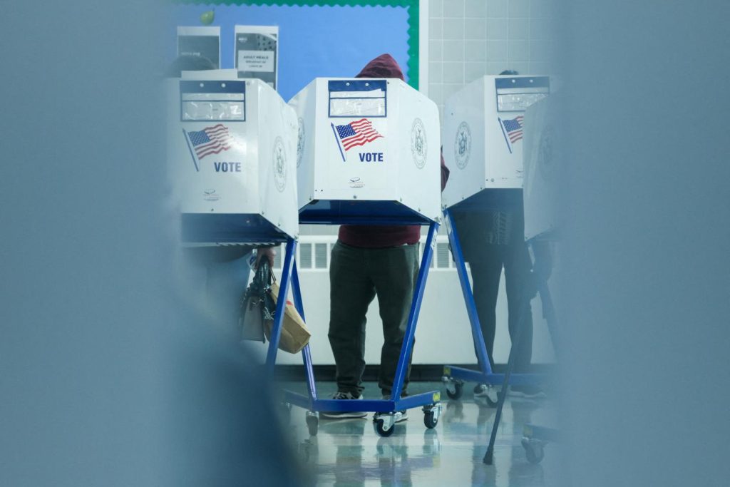 يهدد دونالد ترامب بتجاوز الكونجرس لفرض إصلاحاته الانتخابية