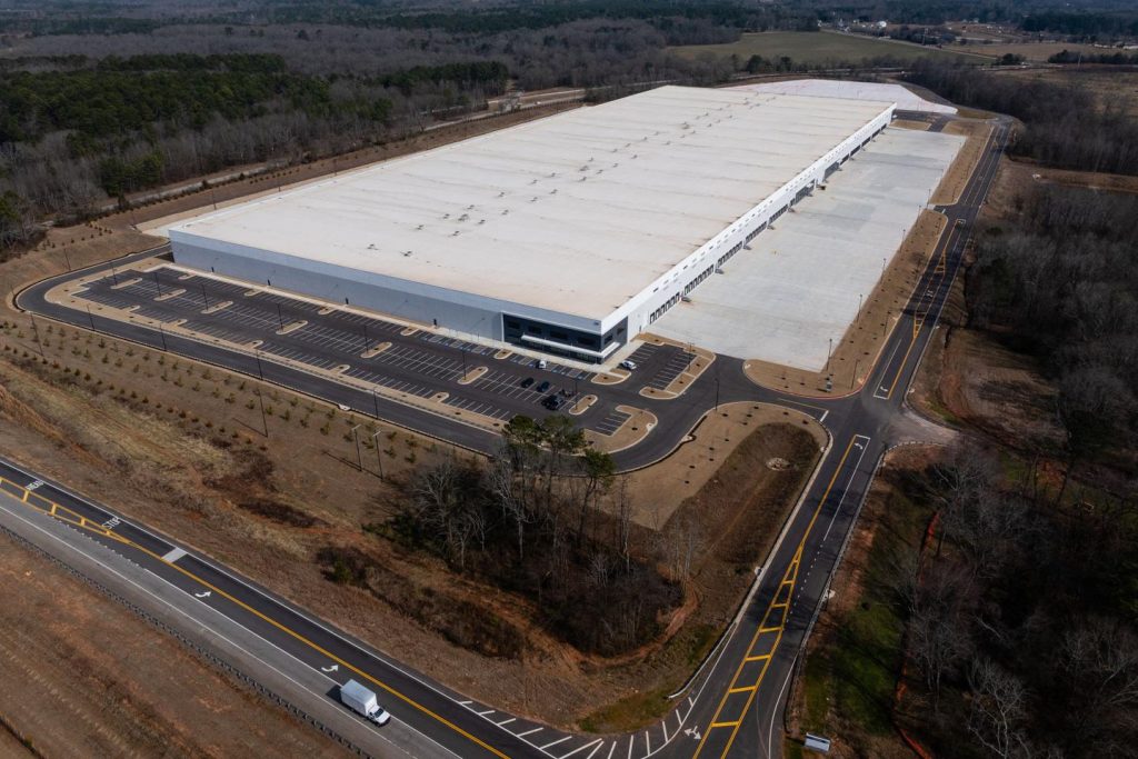 وفي الولايات المتحدة، تخطط إدارة الهجرة والجمارك لاستثمار ما يقرب من 40 مليار دولار في مراكز احتجاز المهاجرين الجديدة