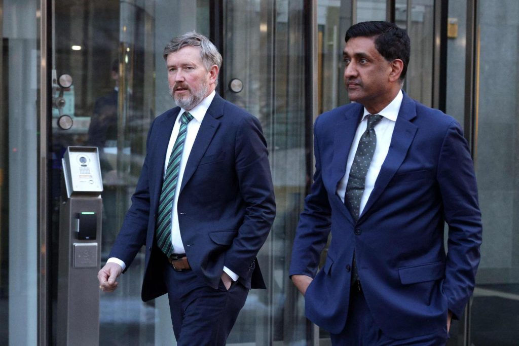 بإدانة تنقيح الملفات التي نشرتها وزارة العدل، اثنان من المسؤولين الأميركيين المنتخبين يكشفان أسماء أشخاص لا علاقة لهم بالقضية