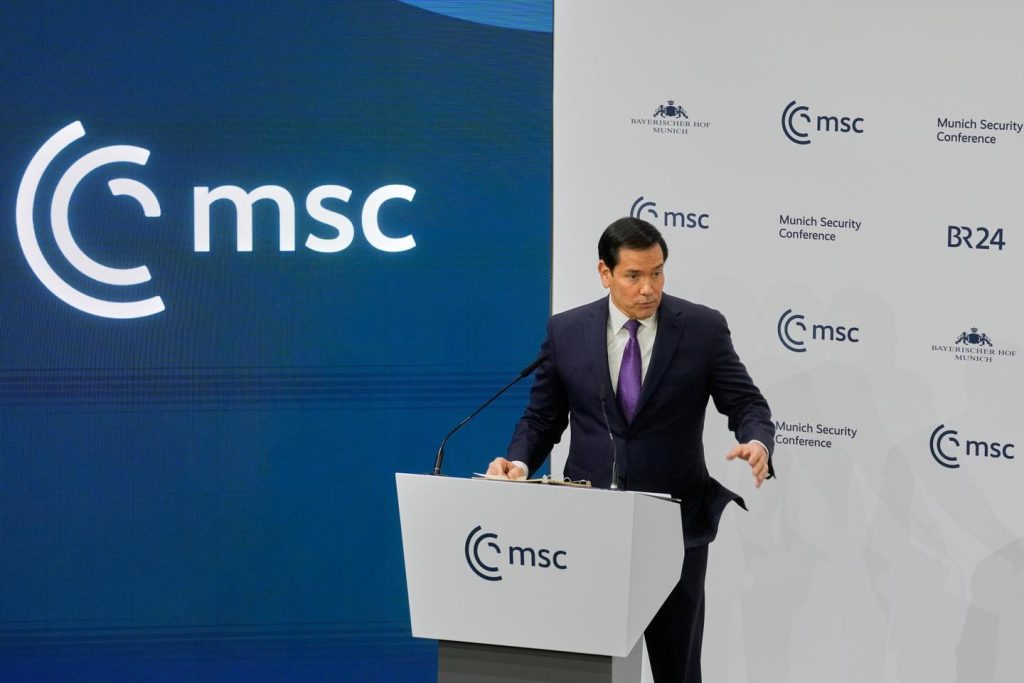 في ميونيخ، يؤكد ماركو روبيو أن الولايات المتحدة وأوروبا “خلقتا لتكونا معًا”، بعد عام من الخطاب التحريضي الذي ألقاه جي دي فانس