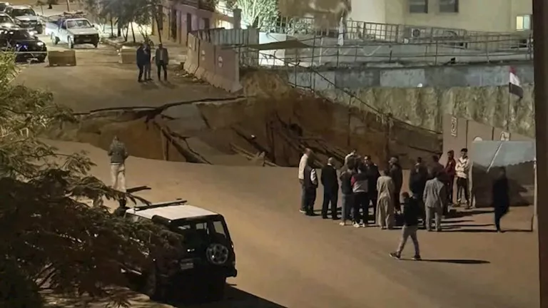 نشرة منتصف الليل| الأرصاد تعلن حالة الطقس.. وتفاصيل الهبوط الأرضي في ا