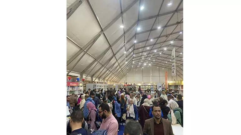 قبل ختام المعرض.. زحام شديد في سوق الأزبكية بسبب الأسعار المخفضة