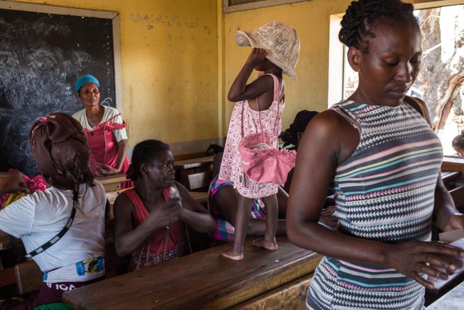 مدرسة ابتدائية تتحول إلى ملجأ للسكان بعد مرور الإعصار الاستوائي جيزاني، في تواماسينا (مدغشقر)، 15 فبراير 2026. 