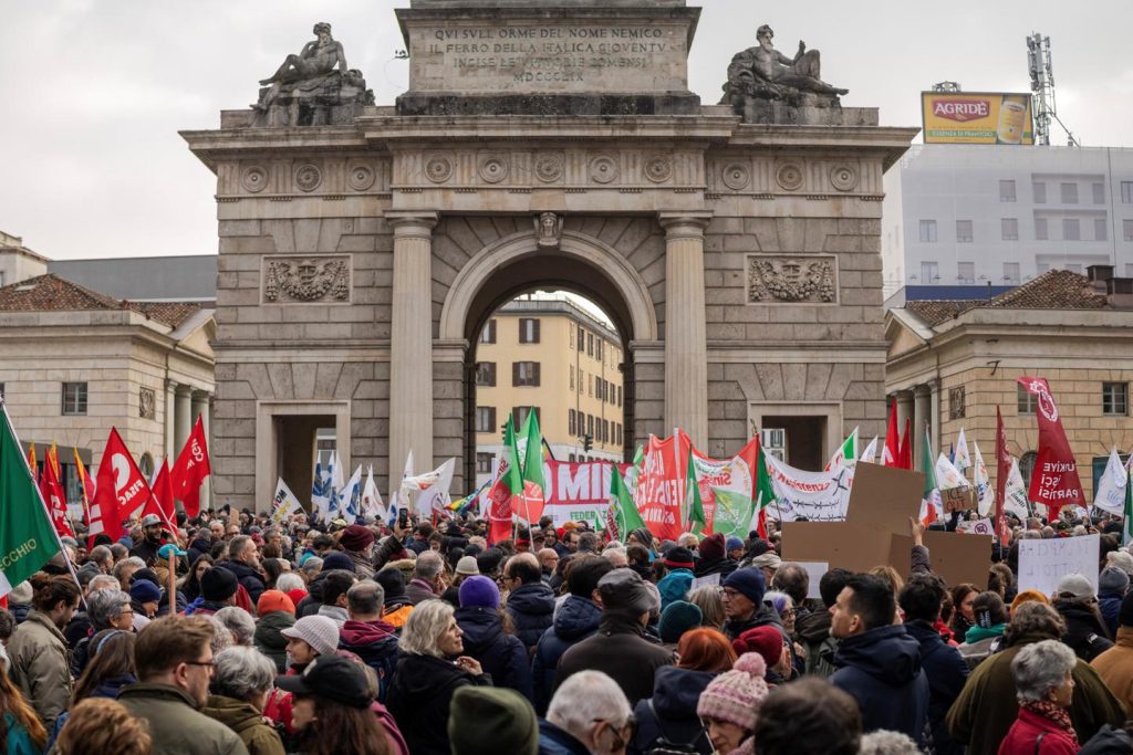 في ميلانو، تظاهر مئات الأشخاص ضد وصول عملاء إدارة الهجرة والجمارك الأمريكية إلى الألعاب الأولمبية