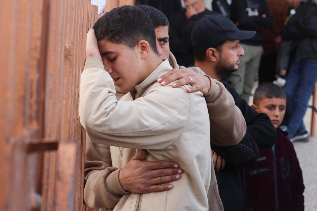 الدفاع المدني يعلن مقتل 11 شخصا في قصف إسرائيلي