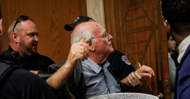 المؤسس المشارك السابق لشركة Ben & Jerry يطلق أحدث نكهة للآيس كريم