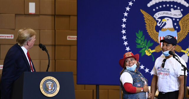 يقدم مالك مطعم مهاجر وجبات مجانية لوكلاء ICE