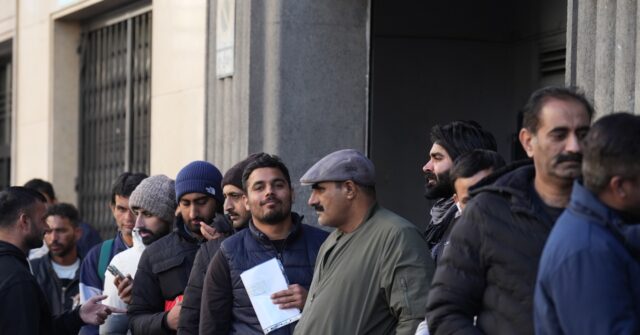 ما يقرب من سبعة من كل عشرة إسبان يعارضون خطة العفو عن المهاجرين غير الشرعيين