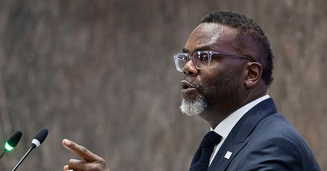 عمدة شيكاغو براندون جونسون يحذر من أنه سيقاضي شركة ICE لاعتقال المهاجرين غير الشرعيين