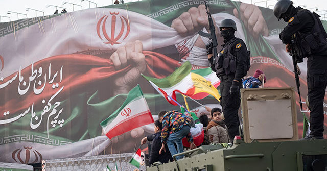 نواب إيرانيون يرتدون زي الحرس الثوري الإيراني