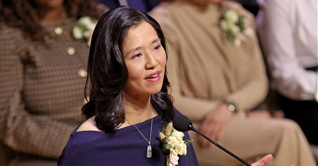 يدعي عمدة بوسطن وو أن “كل إنسان” على وجه الأرض لديه “الحق القانوني” في القدوم إلى الولايات المتحدة