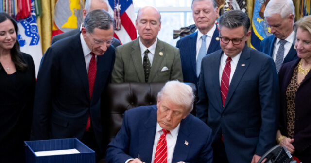 ترامب يوقع مشروع قانون لإنهاء الإغلاق الحكومي الجزئي