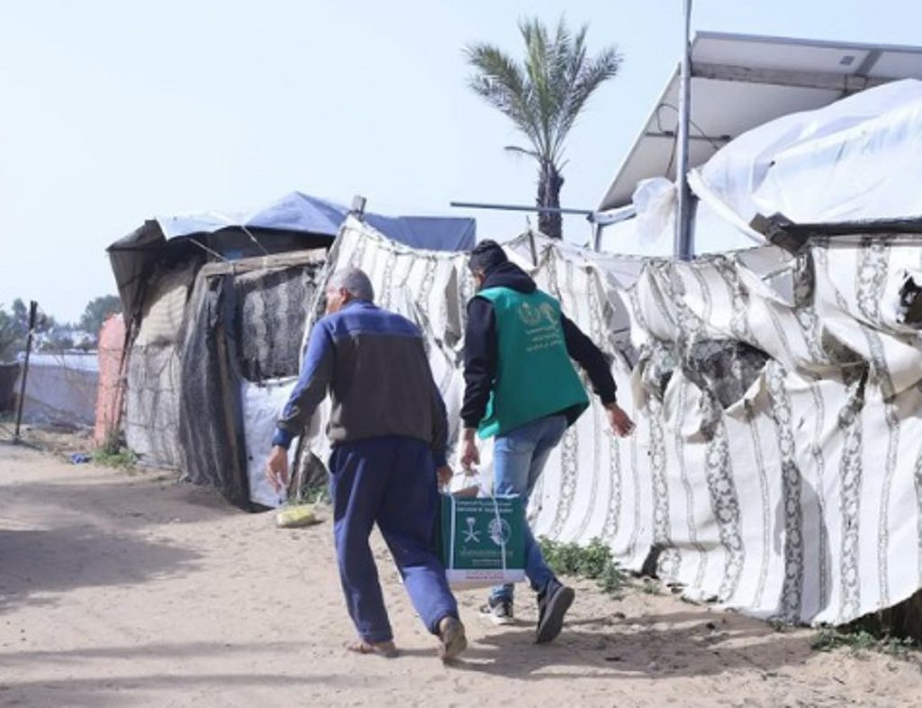المملكة يوزع سلالًا غذائية جديدة جنوب غزة