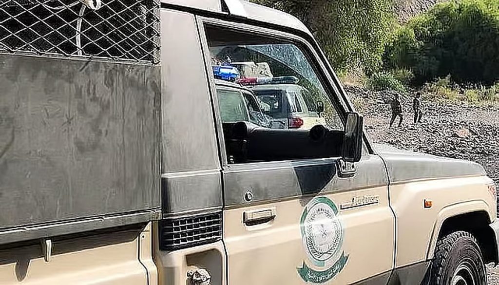 «دوريات المجاهدين» بحائل تضبط مواطنًا بحوزته حطب محلي معروض للبيع