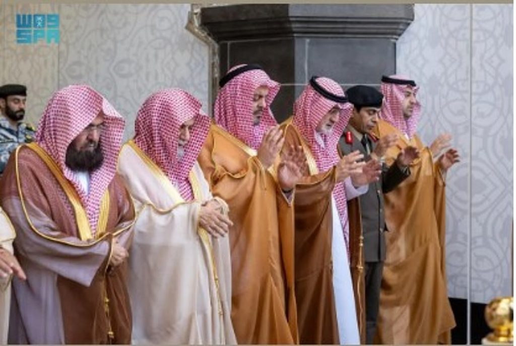 المصلون يؤدون صلاة الاستسقاء في المسجد الحرام