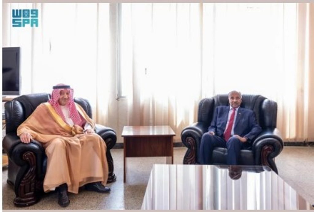 الخريجي يبحث العلاقات الثنائية مع وزير الخارجية الإريتري