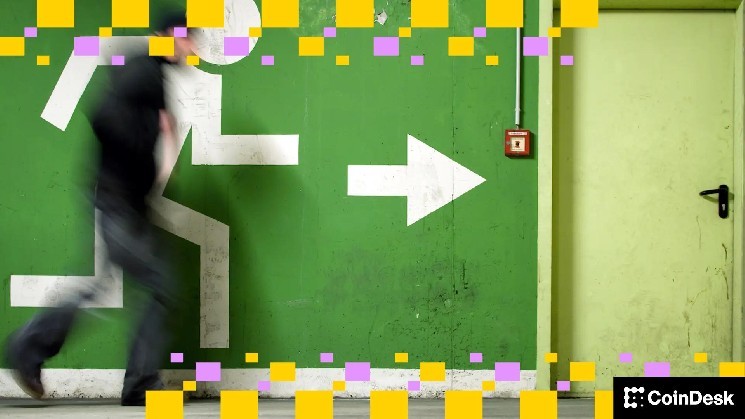 يتذبذب سوق العملات المشفرة مع تجاهل المستثمرين للأخبار الجيدة، والبحث عن “منحدر الخروج”