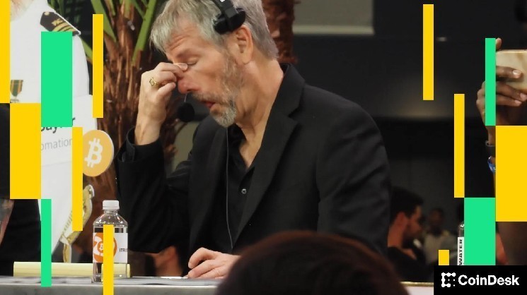 إن مخزون البيتكوين الخاص بمايكل سايلور أصبح تحت الماء رسميًا، ولكن هذا هو السبب وراء عدم وصوله إلى زر الذعر على الأرجح