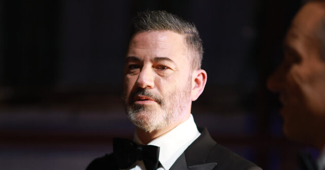 يقول إن المهاجرين غير الشرعيين المتحرشين بالأطفال “يربون أطفالنا” ويصفني بـ “الجاهل”؟