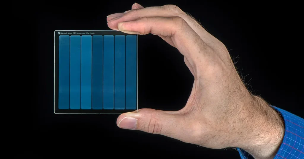 مايكروسوفت تطور شريحة زجاجية تخزن البيانات لـ”10 آلاف عام”