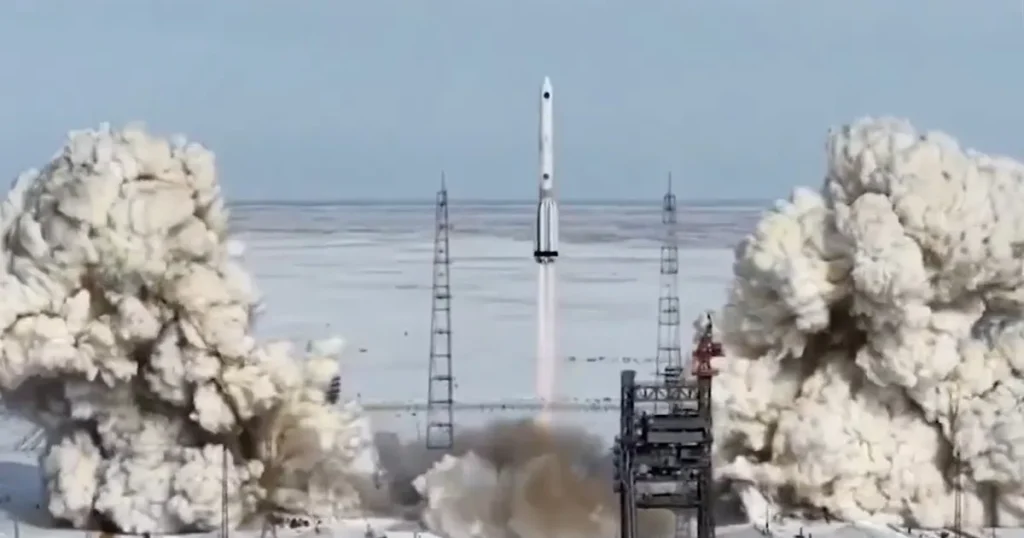 روسيا تطلق قمراً اصطناعياً للأرصاد الجوية